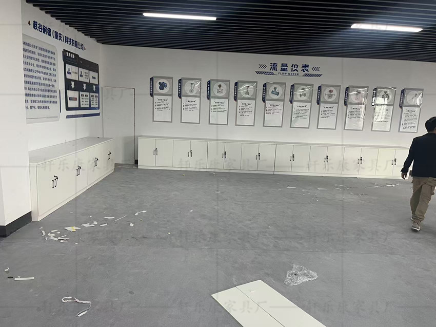 文件柜、落地矮柜、展示柜、重慶軒樂(lè)康家具廠(chǎng)專(zhuān)業(yè)生產(chǎn)定制各種辦公家具，做工精細(xì)、價(jià)格實(shí)惠公道、質(zhì)保五年、售后無(wú)憂(yōu)！